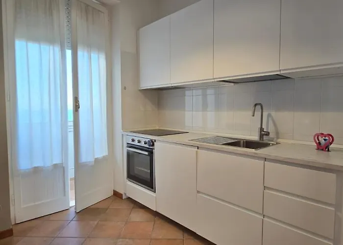 Tra Il Borgo Antico E Il Mare