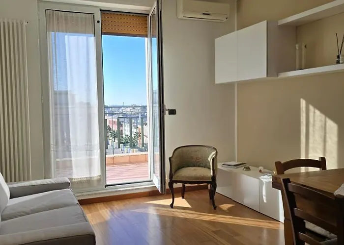 Tra Il Borgo Antico E Il Mare