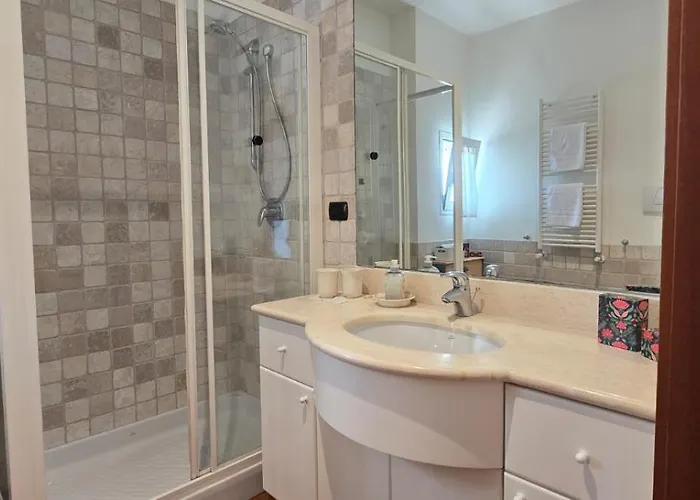 Tra Il Borgo Antico E Il Mare *