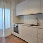 Tra Il Borgo Antico E Il Mare